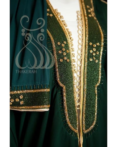 بشت كلاسيك أخضر غامق مشغول بالخرز + طرحة الخامة كر...