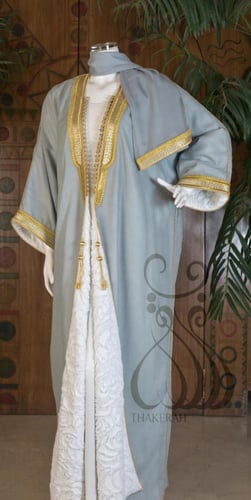 بشت كلاسيك لينن رصاصي مبطن بالفرو الأبيض بتطريز ذه...