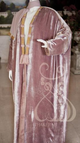 بشت مخمل مع المقصب الذهبي - داستي روز