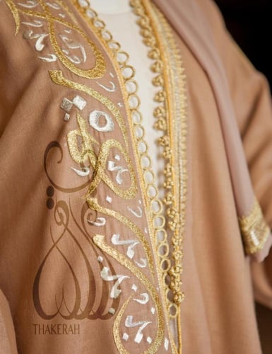 بشت كلاسيك لينن بني فاتح مبطن بالفرو السكري وتطريز...