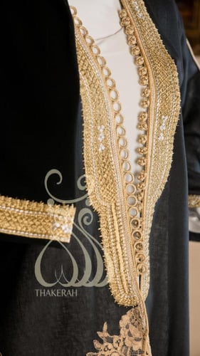 بشت كلاسيك أسود لينن + دانتيل ذهبي من الجنب والخلف...