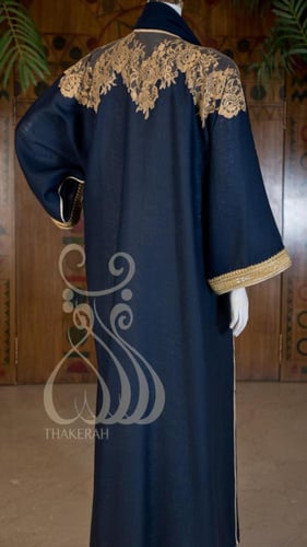 بشت كلاسيك كحلي لينن + دانتيل ذهبي من الامام الجنب...