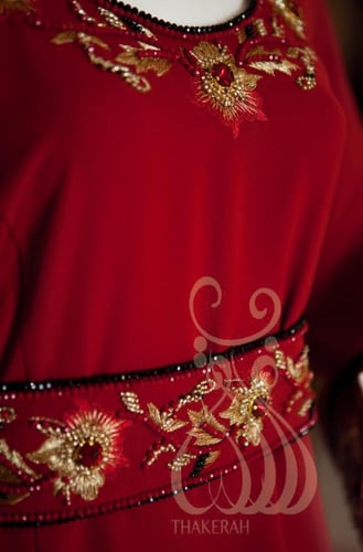 فستان سهرة اللون أحمر يتألف من قطعة واحدة قصة كلوش...