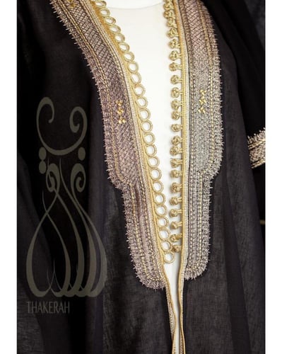 بشت كلاسيك اللون أسود بتطريز برونزي الخامة لينين