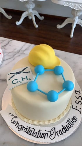 كيكة تخرج سكر - وسط