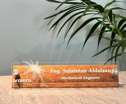 ستاند اسم خشب مع لوحة اكريلك