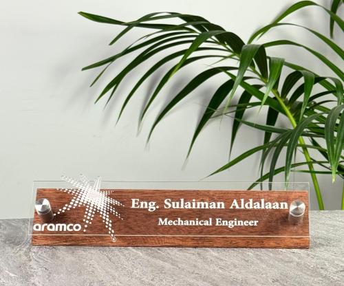 ستاند اسم خشب مع لوحة اكريلك