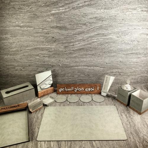 ستاند اسم خشبي مع كتابة حروف بارزة