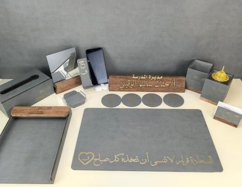 طقم مكتبي جلد( ستاند اسم خشبي مع كتابة حروف بارزة)