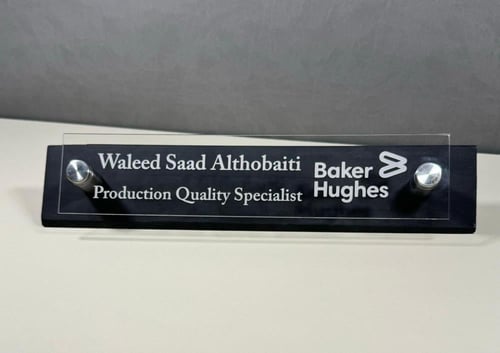 ستاند اسم خشب مع لوحة اكريلك