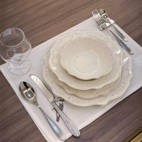 طقم سفرة 24 قطعة يخدم 6 اشخاص