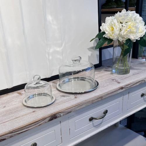 تقديمة فضي بغطاء زجاج