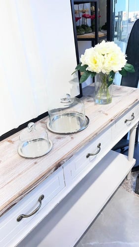 تقديمة فضي بغطاء زجاج