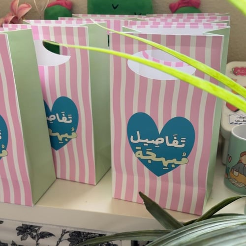 كوب أخضر بقلوب صغيرة