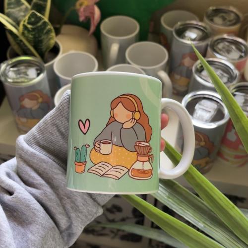 كوب مع كيس -فتاة تشرب قهوة -