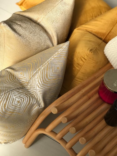 غطاء وسادة إيلين منقط ذهبي