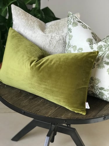 غطاء وسادة مخمل أخضر زيتوني