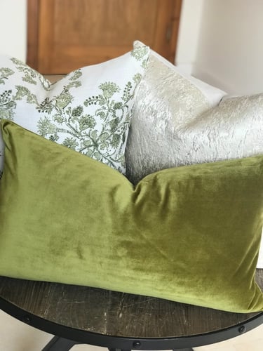 غطاء وسادة مخمل أخضر زيتوني