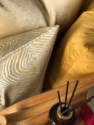 غطاء وسادة إيلين منقط ذهبي