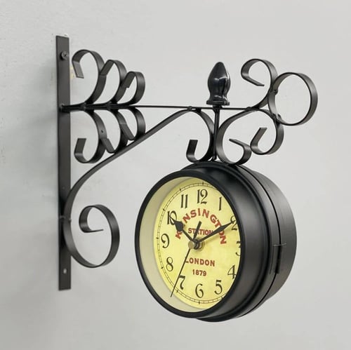 ساعة جدارية زاوية