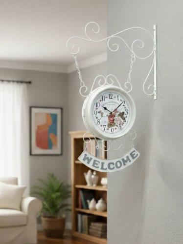 ساعة جدارية زاوية