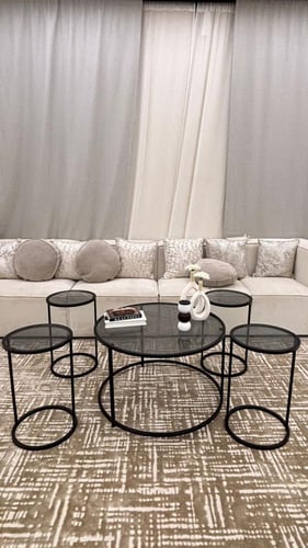 طقم طاولات ضيافة 5 قطع بسطح زجاج أسود فاخر