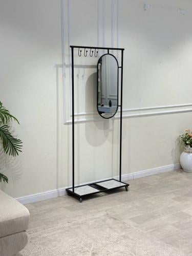 علاقة ملابس مع مرآة – بتصميم راقٍ وقاعدة رخام مقسم...