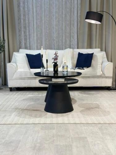 طاولتين مداخله عمود صاج سطح خشب سنديان