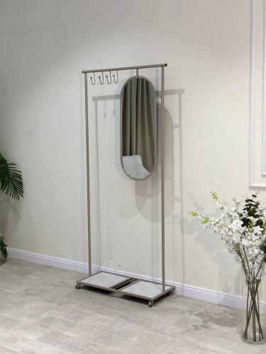 علاق عبايات حديد بلون شمباني فاخر مع قاعدة سيراميك...