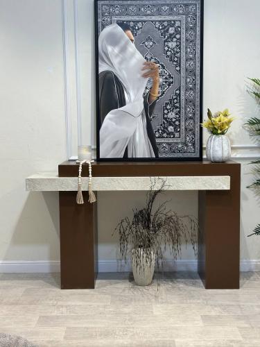 مدخل خشب معتق بني غامق مع بديل رخام