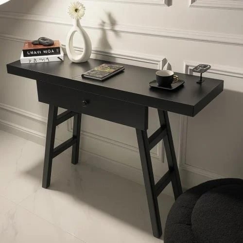 مدخل خشب بلون ابيض مع درج