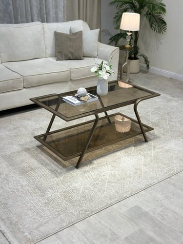 طقم طاولات أنيق بسطح زجاجي بني ولمسات معدنية فاخرة