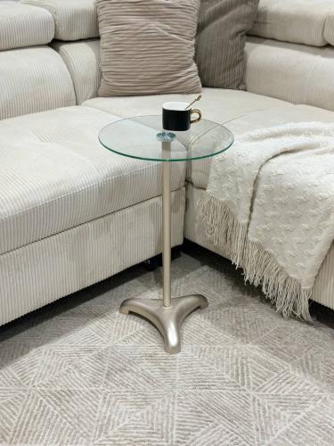 طاولة خدمة فضي بسطح زجاج شفاف– تصميم أنيق وفاخر