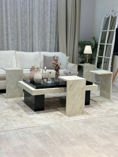 طقم طاولة ضيافة بتفاصيل رخامية – فخامة طبيعية من ت...