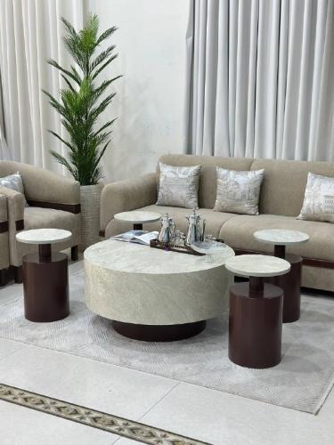 طقم طاولة ضيافة دائري مع 4 خدمة – فخامة بديل الرخام
