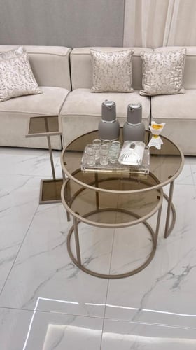 طقم طاولتين شمباني بسطح زجاج بني شفاف أنيق