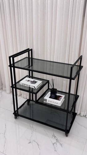 عربية تقديم مدرّج أسود بسطح زجاج أنيق