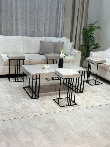 طقم طاولة ضيافة مع 4 طاولات خدمة – تصميم فاخر وعصر...