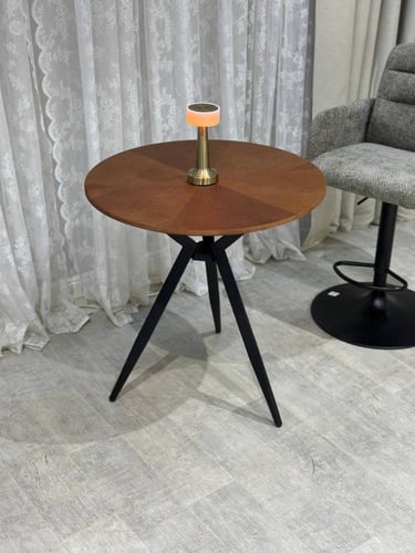 طاولة مفردة بتصميم أنيق وعصري، من خشب بقشرة الجوز