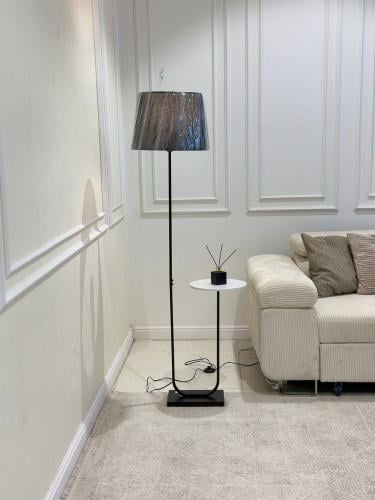 اباجوره مع طاوله سطح ابيض - تصميم عصري