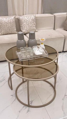 طقم طاولتين شمباني بسطح زجاج بني شفاف أنيق