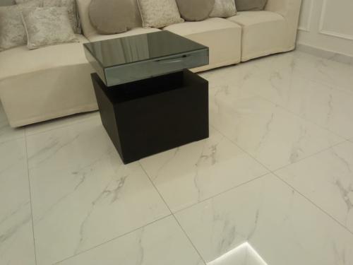 طاولة جانبية خشب طبيعي بسطح زجاج مرايا