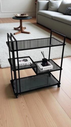 عربية تقديم مدرّج أسود بسطح زجاج أنيق