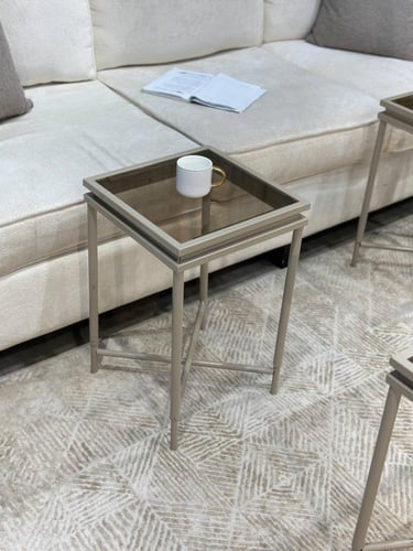 طقم طاولات فخم بسطح زجاج بني – تصميم عصري يجمع بين...