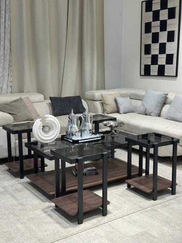 طقم طاولات دورين سطح زجاج اسود شفاف و خشب