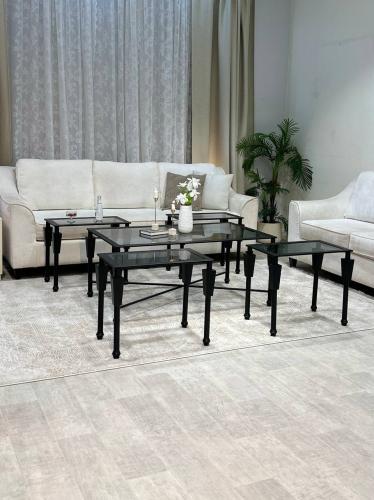 طقم طاولات مع 4 طاولات خدمة من تودو – وصل حديثًا ل...