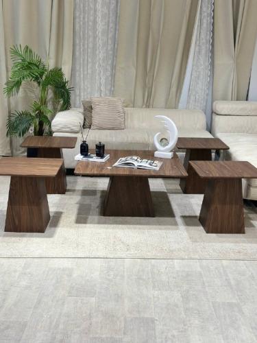 طقم طاولات ضيافة خشب بتصميم مربع أنيق ولون بني 1+4