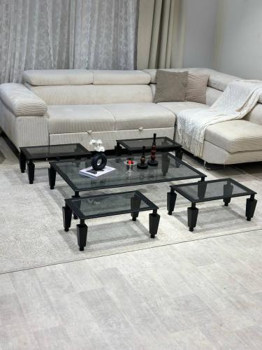 طقم طاولات ضيافة ارضي لون اسود مع 4 خدمة