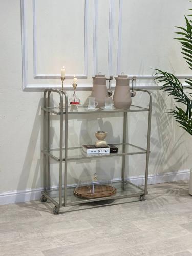 عربية تقديم 3 أدوار بتصميم عصري أنيق