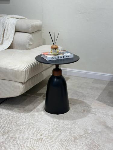 طاولة خدمة حديد أسود - بتصميم فاخر وأنيق